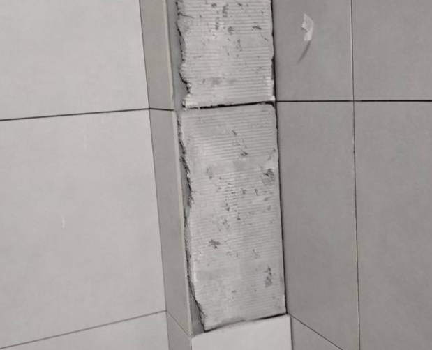 磐安瓷砖空鼓维修公司分享下瓷砖施工前基层浇水润湿程度不足，可能导致以下问题